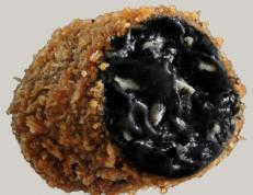 Croqueta cremosa sepia en su tinta